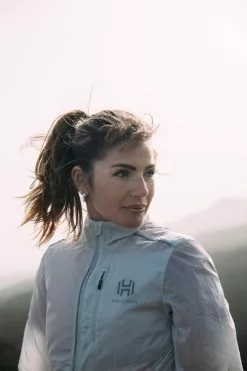 Hellner Biekkus Wind Jacket Wmn Black Beauty -Vinterklær Salg 2023 Hellner Biekkus Wind Jacket Women Nimbus Cloud 9 Fjellsport 1200 Pixler 1200x800 97b0fcff17